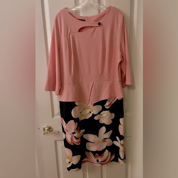 Plus Floral Print Bodycon Dress with Asymmetrical Neck & Peplum Waist (S=3XL/18) - Picture 1 of 8